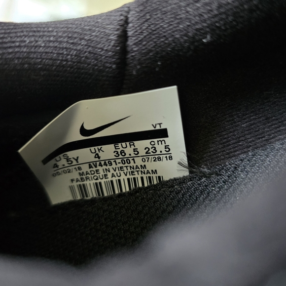 Nike Legend React Black Metallic Gold running shoes size Youth 4.5 - Picture 7 of 7